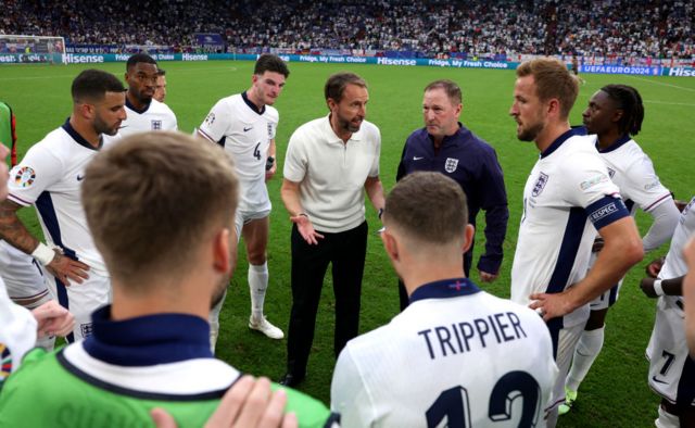 Gareth Southgate talks to his team before extra-time against Slovakia