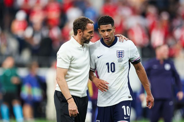 Coach Gareth Southgate (L) and Jude Bellingham of England