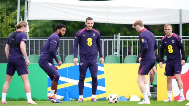 England players playing Rondo during training