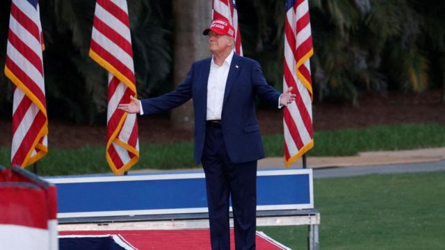 Trump arrives at campaign rally in Florida
