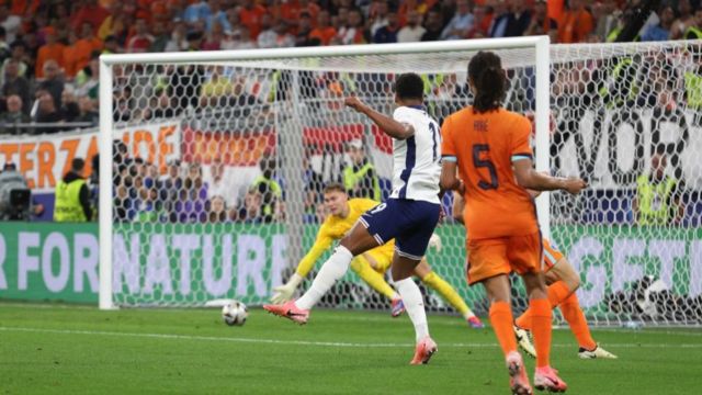 Ollie Watkins of England scores a goal to put England 2-1 ahead during the UEFA EURO 2024 semi-final match between Netherlands and England at Football Stadium Dortmund on July 10, 2024 in Dortmund, Germany.