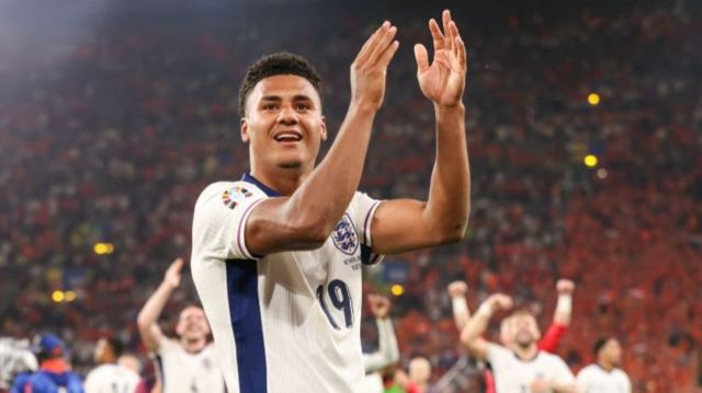 Ollie Watkins aplaude a los aficionados ingleses tras vencer a Holanda en la Eurocopa 2024