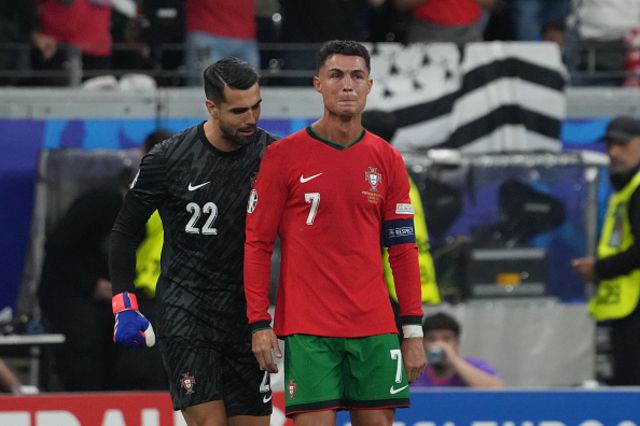 Cristinao Ronaldo being consoled by Diogo Costa
