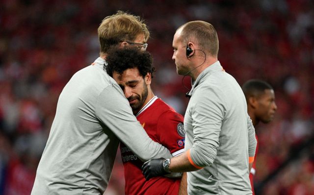 Jurgen Klopp comforting Mo Salah