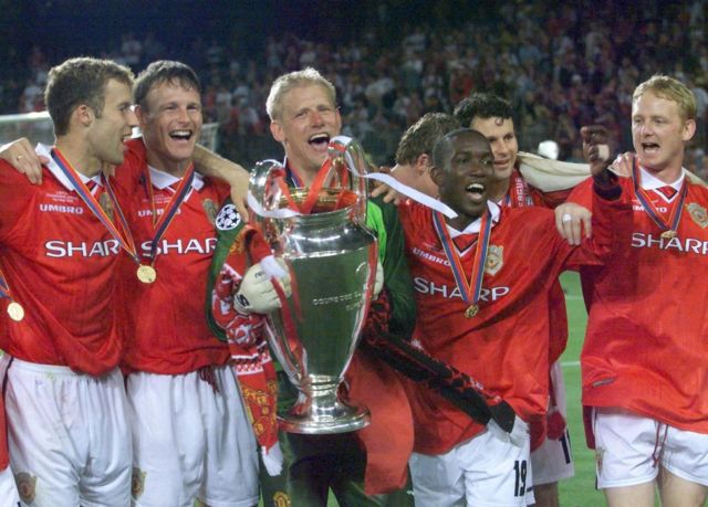 players of Manchester United jubilate with the trophee after winning the final of the soccer Champions League against Bayern Munich, 26 May 1999 at the Camp Nou