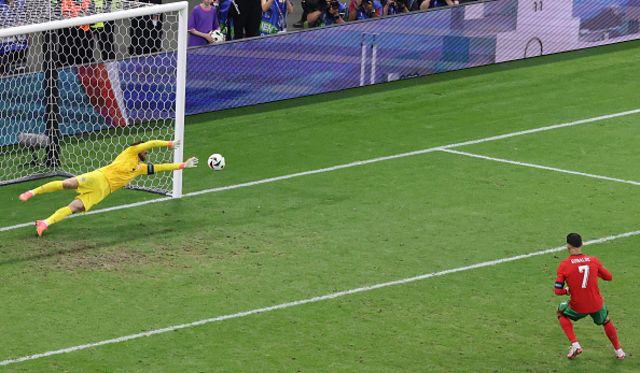 Jan Oblak saves Ronaldo's penalty in extra time