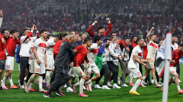 Turkey players and staff celebrate together after beating Austria in a Euro 2024 last 16 game to reach the quarter finals