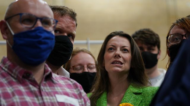 Sarah Green winning the Chesham & Amersham by-election in 2021 - surrounded by people wearing facemasks