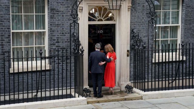 Newly elected Prime Minister Sir Keir Starmer and his wife Victoria outside No 10 Downing Street