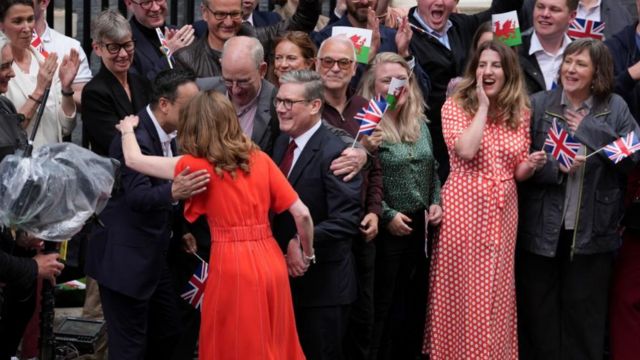 Keir Starmer and his wife greet crowds on Downing Street