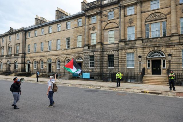 Protesters in support of the Palestinian people prevented a photo opportunity for Britain's Prime Minister Keir Starmer and First Minister of Scotland John Swinney at their first official meeting at Bute House in Edinburgh