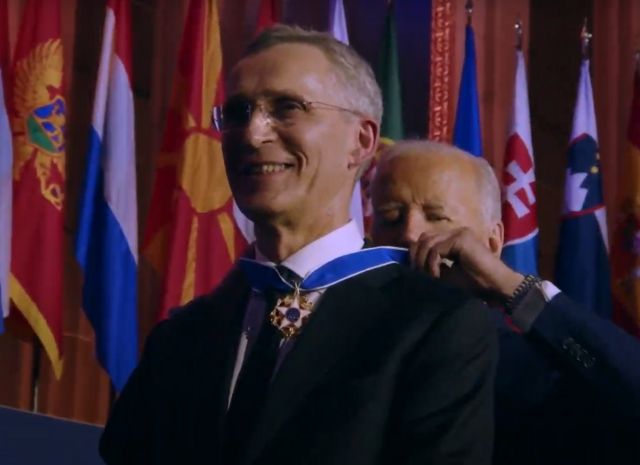 Biden presents medal to Stoltenberg
