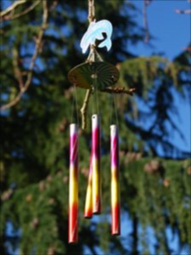 Should graveyard wind chimes and plastic displays be banned? - BBC