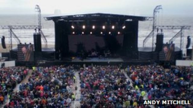 Sir Elton John Blackpool gig abandoned due to weather - BBC News