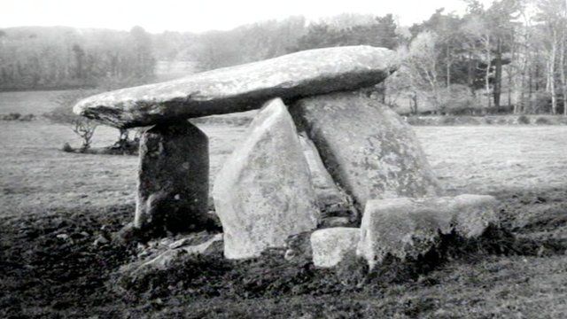 Ancient monument Carwynnen Quoit rebuilding starts - BBC News