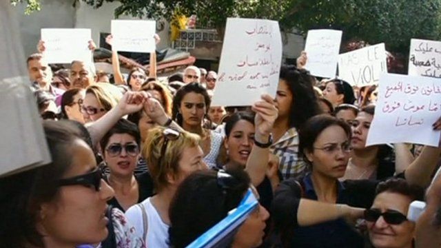 Hundreds of people have voiced their support for a woman who was allegedly raped by two police officers in Tunisia.