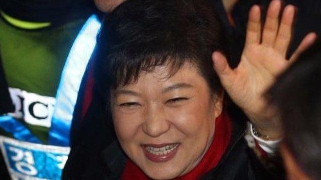 President-elect Park waves to supporters (19 Dec)