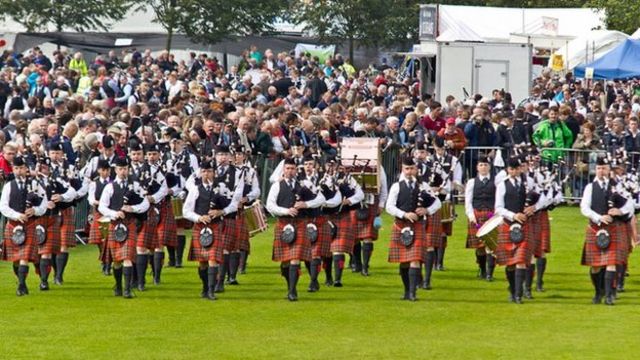 Strathclyde Police Pipe Band reaches the end of an era - BBC News