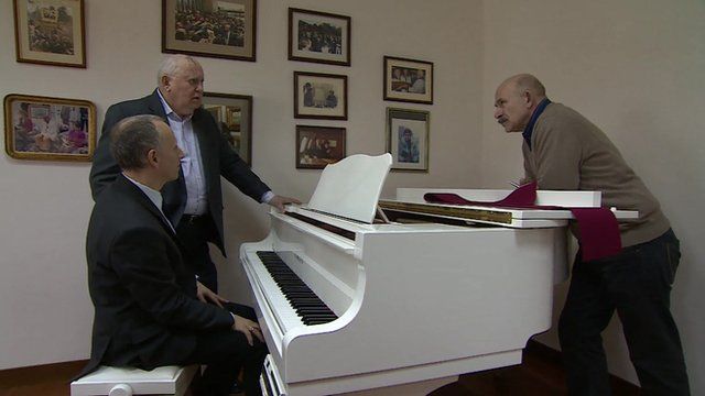 Steve Rosenberg and Mikhail Gorbachev at the piano