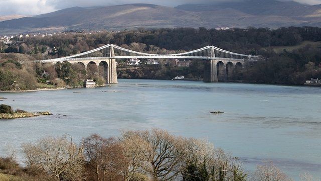 Pont Menai rhwng Ynys Môn a'r tir mawr