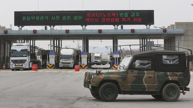 South Korean vehicles returning from Kaesong Industrial Complex 28 March 2013