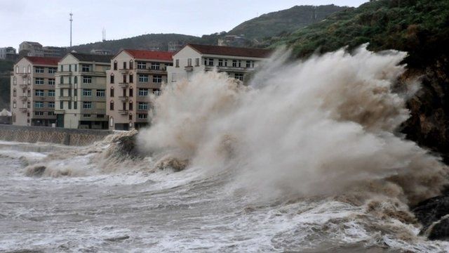 Huge waves hit the dike as Typhoon Fitow moves to make its landfall in Wenling