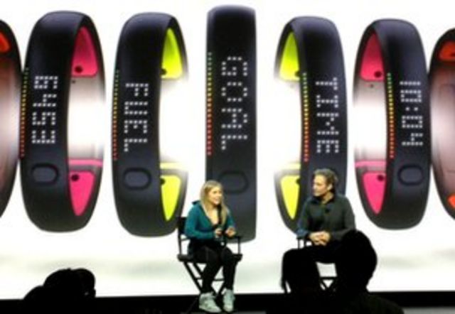tilstrækkelig Kan beregnes Ordliste Nike shows off Fuelband SE activity-tracking wristband - BBC News