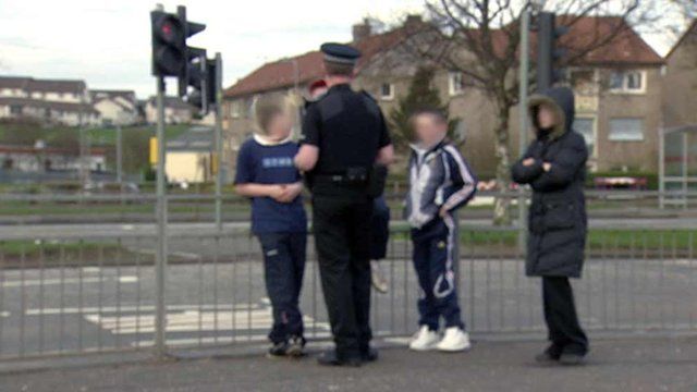 Police man talking to children