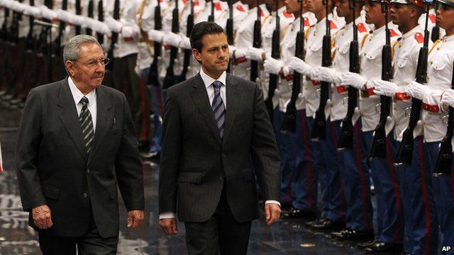 Cuban President Raul Castro (l) receives Mexican President Enrique Pena Nieto in Havana