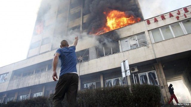 Government building ablaze in Tuzla