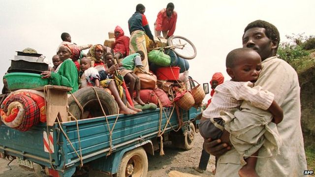 Refugiados saindo de Ruando em 1994