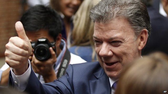Colombia's President Juan Manuel Santos gives a thumbs up to supporters in Bogota, March 4, 2014