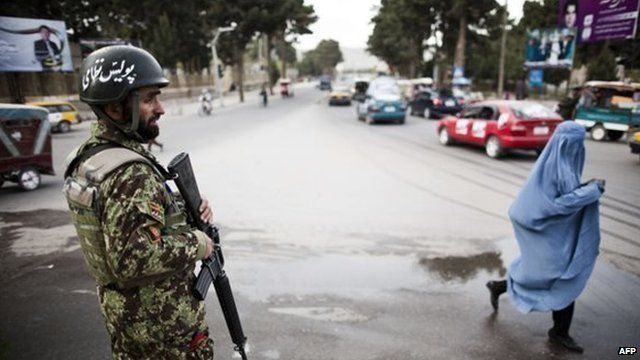 Afghan security personnel in Kabul (31 March 2014)
