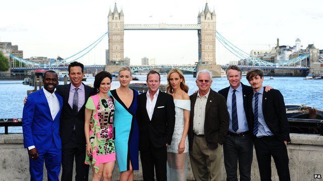 Кифер Сазерленд (в центре) с другими актерами на лондонском запуске шоу 24: Live Another Day