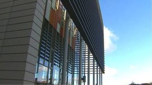 Adeilad Hadyn Ellis Prifysgol Caerdydd