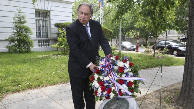 Ambassador Juan Gabriel Valdes lays a wreath at the memorial for Orlando Letelier