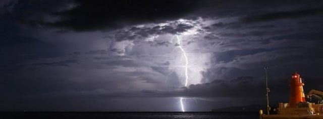 Who, what, why: What happens when lightning hits the sea? - BBC News