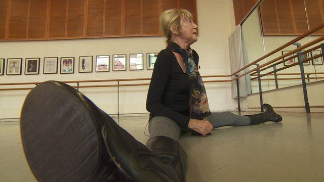 88-year-old ballerina Dame Gillian Lynne doing the splits