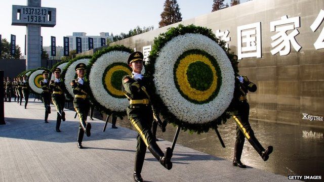 Soldiers carrying floral tributes