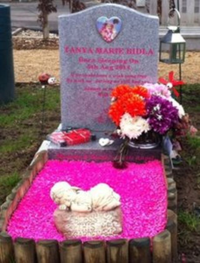 Mum defies Kidlington grave decoration deadline - BBC News