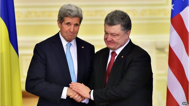 Ukrainian President Petro Poreshenko (r) shakes hands with US Secretary of State John Kerry (l) on 5 February 2015