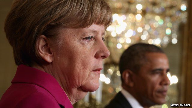 German Chancellor Angela Merkel and US President Barack Obama (r) hold a joint news conference on 9 February 2015