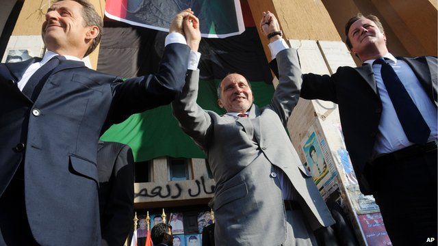 Nicholas Sarkozy (L), Libya's NTC leader Mustafa Abdul-Jalil (C) and David Cameron (R) in Benghazi on 15 September 2011