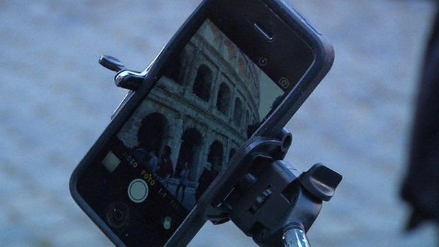 Picture of the Colosseum on a mobile phone