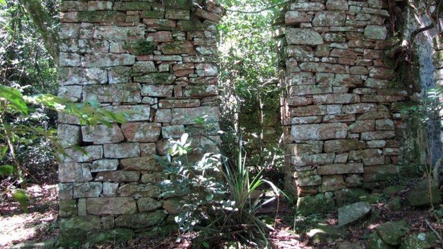 A building in ruines at the Teyu Cuare ("Lizard"s cave" in Guarani) provincial park