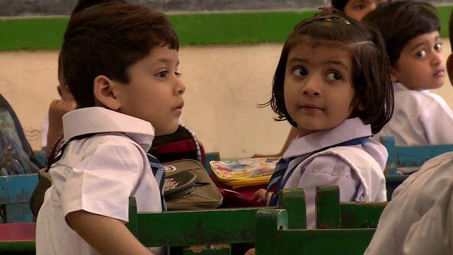 India's Maharashtra state puts limit on schoolbag weight - BBC News