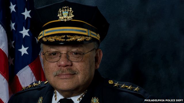 Commissioner Ramsey subraya que los policías también son víctimas.