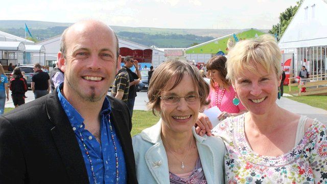 Jane Harries (canol) gyda Craig Owen a Manon Defis wrth gyhoeddi'r cynllun yng Nghaerffili