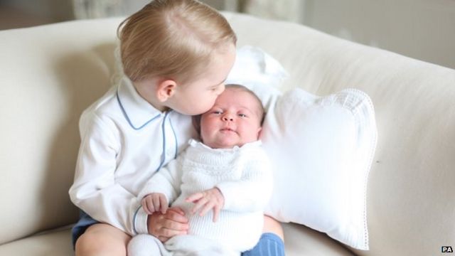 生後1カ月で兄ジョージ王子といる様子をキャサリン妃が撮影