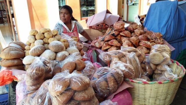Vendedora de pan en la capital de Oaxaca